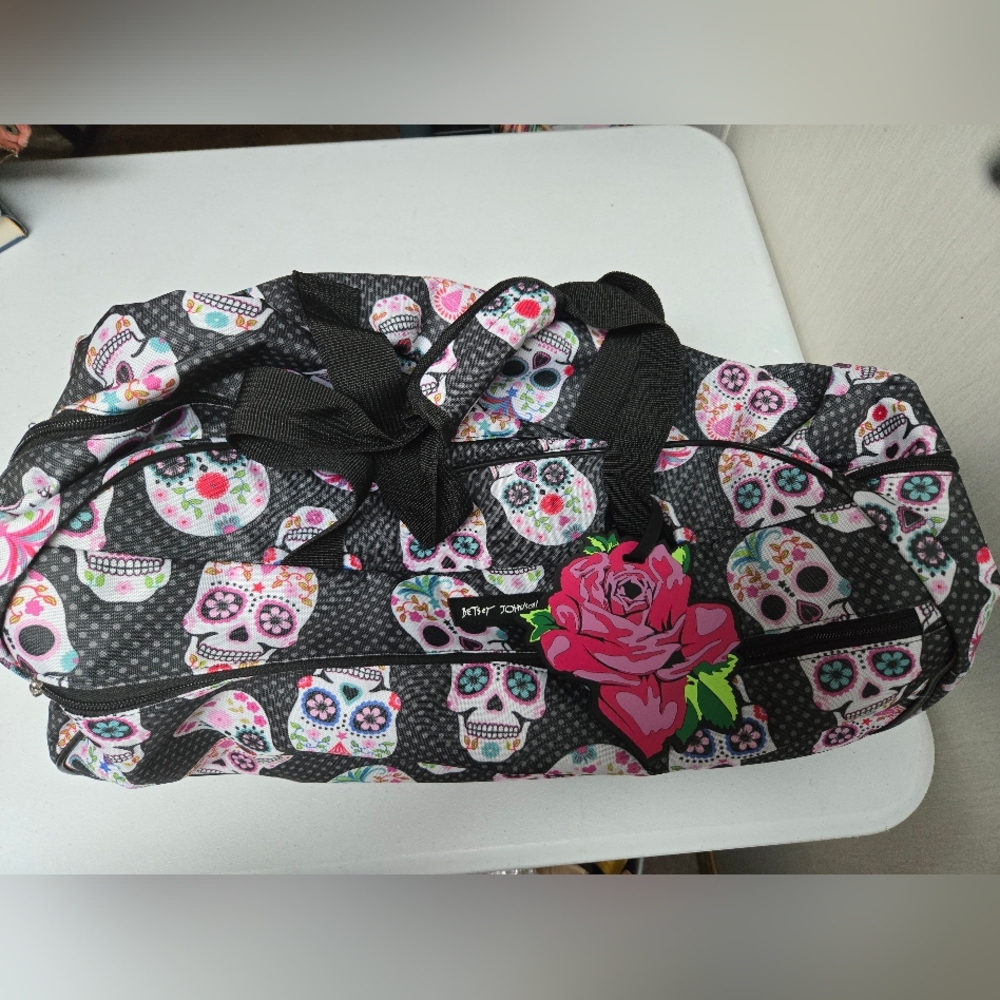 Betsey Johnson Black Skull Print Rolling Duffle Women's Bag With Handle - NWOT